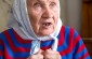 Vera, nacida en 1924: «Era la pobreza la que motivó a las mujeres locales a ir al sitio donde reunieron a los judíos para preguntarles a los alemanes por una bufanda, una falda.»   © Kate Kornberg/Yahad-In Unum